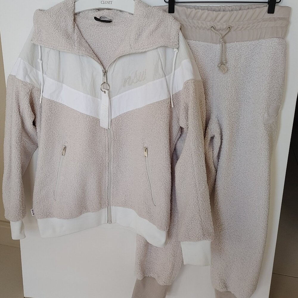 NIKE Sportswear NSW Sherpa Windrunner Jacket/Pants Set - Med & Lrg